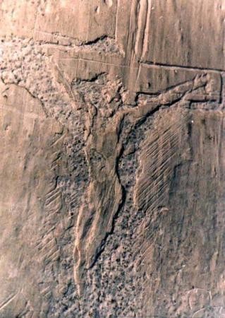 Christ en croix, dessin gravé sur le mur d'une cellule d'Auschwitz