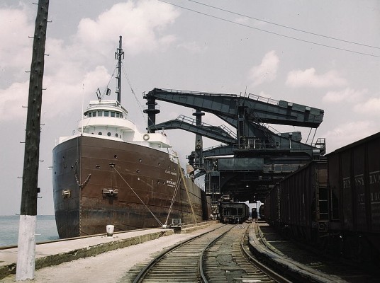 Jack Delano, Pennsylvania R.R. ore docks, unloading ore from a lake freighter, Cleveland, Ohio, 1943
